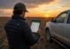 Ya está disponible la calculadora de márgenes agrícolas 2026/27 con análisis para trigo Productor agropecuario mirando una calculadora de márgenes agrícolas en una tablet junto a una camioneta 4x4 al atardecer en un campo con rastrojo de soja en Argentina
