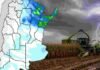 Pronóstico de lluvias hasta el 1 de junio Mapa meteorológico con zonas de lluvias y tormentas sobre Argentina junto a una picadora de maíz trabajando en un campo embarrado bajo cielo tormentoso.