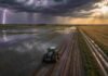 Pronóstico trimestral: más lluvias en la región núcleo y temperaturas por encima de lo normal hasta julio pronostico trimestral campo inundado de la región núcleo con huellas en el barro y un relámpago en el cielo durante una tormenta.