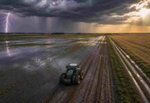 Pronóstico trimestral: más lluvias en la región núcleo y temperaturas por encima de lo normal hasta julio pronostico trimestral campo inundado de la región núcleo con huellas en el barro y un relámpago en el cielo durante una tormenta.