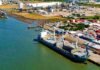 La logística fluvial y el comercio exterior, ejes del Primer Congreso de Puertos Privados Vista aérea de puerto del Gran Rosario con buque de carga y movimiento industrial, clave para exportaciones agroindustriales argentinas