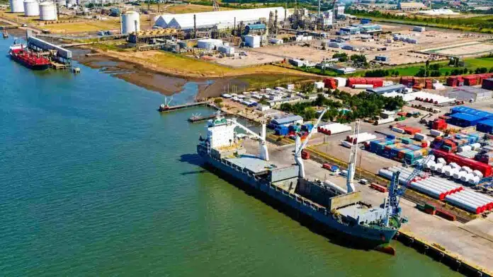 Vista aérea de puerto del Gran Rosario con buque de carga y movimiento industrial, clave para exportaciones agroindustriales argentinas
