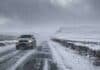 🌨️ Nevadas de hasta 30 cm y rutas complicadas en el extremo sur del país Camioneta circulando con baja visibilidad sobre una ruta patagónica cubierta de nieve durante una intensa nevada en el extremo sur argentino