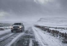 🌨️ Nevadas de hasta 30 cm y rutas complicadas en el extremo sur del país Camioneta circulando con baja visibilidad sobre una ruta patagónica cubierta de nieve durante una intensa nevada en el extremo sur argentino