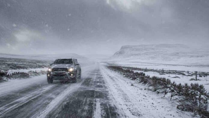 ruta-patagonica-nevada-extrema-baja-visibilidad-ruralnet Camioneta circulando con baja visibilidad sobre una ruta patagónica cubierta de nieve durante una intensa nevada en el extremo sur argentino