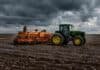 Arrancó la campaña fina 2026 en Santa Fe: estiman 450.000 hectáreas de trigo y preocupa la caída del área en el norte Tractor con sembradora trabajando sobre suelo húmedo en un campo argentino, bajo un cielo tormentoso con nubes oscuras.