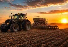 La siembra de trigo 2026/27 avanza a ritmo récord gracias a la buena humedad Tractor Valtra sembrando trigo con una sembradora de granos finos en un campo en barbecho al atardecer, con polvo suave y cielo dorado.