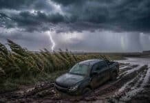 Viento con ráfagas de 90 km/h y lluvias de hasta 70 mm: el SMN activó alertas en 13 provincias Camioneta encajada en camino rural inundado con barro durante tormenta severa en campo argentino, con ráfagas intensas y lluvias abundantes