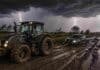 Tormentas con hasta 110 mm y ráfagas de 70 km/h impactan en 6 provincias y complican al campo Tractor Valtra embarrado tirando con una linga de una camioneta Amarok encajada en un camino rural con barro, bajo tormenta intensa con relámpagos y lluvias en el Litoral argentino.