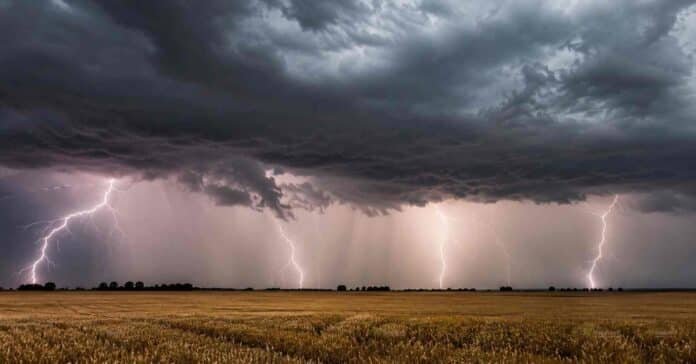Tormenta eléctrica intensa sobre campos de la pampa húmeda argentina, con múltiples rayos, nubes oscuras y lluvia avanzando en el horizonte.