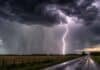 Tormentas con granizo y ráfagas de 70 km/h golpean Entre Ríos mientras la Patagonia suma alertas por lluvias y nieve Tormenta intensa con relámpagos y lluvias torrenciales sobre una ruta rural y campos agrícolas en Argentina bajo cielo oscuro y amenazante.