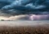 El SMN prevé tormentas en el norte y nieblas en la pampa para jueves, viernes y sábado Tormenta intensa con relámpagos sobre campos de la pampa húmeda argentina, con niebla baja cubriendo el rastrojo agrícola en primer plano.