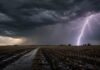 El fin de semana más frío del otoño se viene con lluvias: qué esperar del jueves al sábado Fuerte tormenta con gran relámpago sobre un campo de la Pampa Húmeda argentina, con suelo mojado, barro y rastrojo agrícola bajo nubes oscuras de lluvia