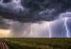 Nuevo pulso de tormentas golpea al NEA: hasta 90 mm y riesgo de granizo Tormenta severa con relámpagos y lluvias intensas sobre campo agrícola en el norte argentino
