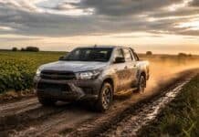 La Toyota Hilux es el 0 km más vendido de Argentina en 2026: tres pick-ups entre los diez modelos líderes Camioneta tipo Toyota Hilux circulando por camino rural con barro en zona agrícola argentina al atardecer, levantando polvo y tierra entre cultivos.