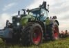 Fendt debuta en Agroactiva con agricultura inteligente, tractores de alta potencia y FarmENGAGE para gestionar el campo desde un solo lugar Tractor Fendt 700 Vario trabajando en un lote agrícola, imagen ilustrativa sobre maquinaria y tecnología agropecuaria.