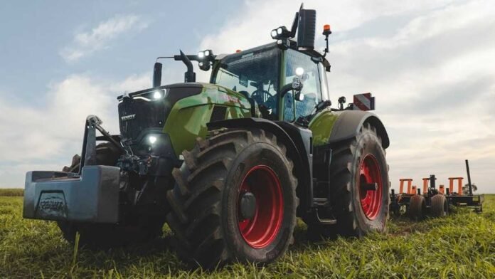 Tractor Fendt 700 Vario trabajando en un lote agrícola, imagen ilustrativa sobre maquinaria y tecnología agropecuaria.