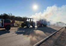 Se incendió un tractor con monotolva en la Ruta Provincial 16 y el conductor salió ileso Tractor y acoplado envueltos en humo sobre una ruta rural mientras bomberos y policía trabajan en un operativo de emergencia.