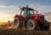 Massey Ferguson llega a Agroactiva 2026 como Tractor Oficial con tres nuevas series y FarmENGAGE para gestionar toda la flota en tiempo real Tractor Massey Ferguson trabajando la tierra en un campo agrícola al atardecer, con polvo en suspensión y maquinaria de labranza en plena tarea rural.