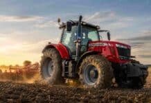 Massey Ferguson llega a Agroactiva 2026 como Tractor Oficial con tres nuevas series y FarmENGAGE para gestionar toda la flota en tiempo real Tractor Massey Ferguson trabajando la tierra en un campo agrícola al atardecer, con polvo en suspensión y maquinaria de labranza en plena tarea rural.