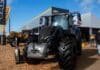 Valtra en Agroactiva 2026: nueva generación de tractores, Talking Tractor y FarmENGAGE para el productor argentino Tractor Valtra exhibido en una muestra agropecuaria, imagen ilustrativa sobre maquinaria agrícola y tecnología para el campo.