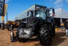 Valtra en Agroactiva 2026: nueva generación de tractores, Talking Tractor y FarmENGAGE para el productor argentino Tractor Valtra exhibido en una muestra agropecuaria, imagen ilustrativa sobre maquinaria agrícola y tecnología para el campo.