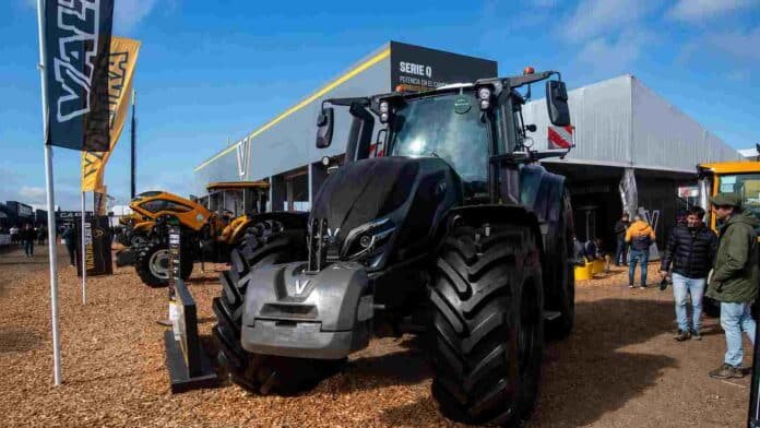 Tractor Valtra exhibido en una muestra agropecuaria, imagen ilustrativa sobre maquinaria agrícola y tecnología para el campo.