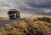 El viento gana fuerza en el sur: 5 provincias bajo alerta y complicaciones en rutas y servicios Camión de carga circulando con dificultad en una ruta de la Patagonia argentina bajo viento fuerte, con ráfagas levantando polvo y pastizales inclinados, baja visibilidad y cielo tormentoso.