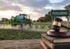La fiscalía pidió cárcel, decomiso de campos y máquinas en el juicio por agroquímicos de Pergamino Pulverizadora agrícola trabajando en un campo de Pergamino junto a un martillo judicial como referencia al juicio por contaminación con agroquímicos.