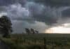 Se vienen tormentas con granizo en zonas clave del agro argentino: alerta amarilla activa Tormenta intensa con lluvia y viento sobre un camino rural y un campo agrícola, en una escena de alerta meteorológica amarilla.