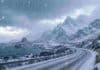 Nieve en la cordillera sanjuanina y en Tierra del Fuego: alerta amarilla por nevadas de hasta 30 centímetros Ruta de montaña cubierta de nieve durante una nevada intensa, con cordillera, viento fuerte y condiciones invernales severas.