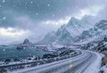 Nieve en la cordillera sanjuanina y en Tierra del Fuego: alerta amarilla por nevadas de hasta 30 centímetros Ruta de montaña cubierta de nieve durante una nevada intensa, con cordillera, viento fuerte y condiciones invernales severas.