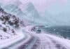 Doble alerta amarilla: nevadas de hasta 30 cm y vientos de 90 km/h en la cordillera y la costa patagónica Intensa nevada sobre una ruta cordillerana de la Patagonia argentina, con fuertes ráfagas de viento, baja visibilidad y montañas cubiertas de nieve junto a la costa.