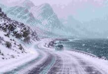 Doble alerta amarilla: nevadas de hasta 30 cm y vientos de 90 km/h en la cordillera y la costa patagónica Intensa nevada sobre una ruta cordillerana de la Patagonia argentina, con fuertes ráfagas de viento, baja visibilidad y montañas cubiertas de nieve junto a la costa.