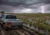 Hasta 60 mm de lluvias persistentes: el alerta del SMN cubre zonas de seis provincias Pick up Amarok encajada en un camino rural embarrado junto a un lote de soja en estado R7 parcialmente anegado, bajo una tormenta intensa con lluvia y relámpagos en la Pampa Húmeda argentina