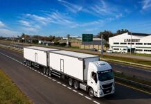 Innovación entrerriana: crean el primer bitrén térmico del país Bitrén térmico de Lambert circulando frente a la planta industrial en Concepción del Uruguay