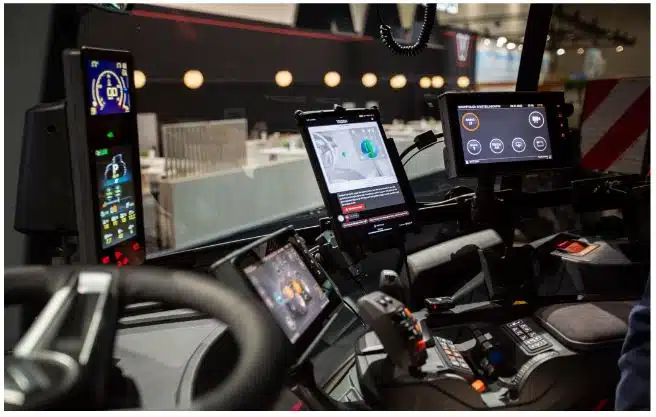 Interior de una cabina de tractor de última generación equipada con pantallas digitales, sistemas de guiado automático y herramientas de agricultura de precisión.