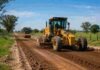 Entre Ríos invierte 24.000 millones en caminos rurales y maquinaria: motoniveladoras, camiones y obras en más de 3.500 kilómetros Maquinaria pesada trabaja en el arreglo de un camino rural de Entre Ríos, rodeado de campos, alambrados y árboles.