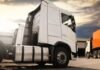 AgroActiva 2026: lanzan financiamiento del BICE para comprar camiones, pickups y utilitarios con tasa desde 19,45% Camión de transporte de cargas en un centro logístico, preparado para operaciones de distribución y movimiento de mercaderías