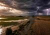 El Niño 2026 viene fuerte: hay un 90 % de certeza y el agro argentino ya tiene que prepararse Vista aérea de campos agrícolas inundados en la región pampeana argentina bajo una tormenta severa, con relámpagos sobre el horizonte, nubes oscuras y cultivos parcialmente cubiertos por agua al atardecer.