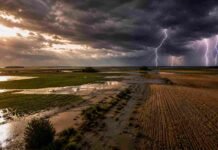 El Niño 2026 viene fuerte: hay un 90 % de certeza y el agro argentino ya tiene que prepararse Vista aérea de campos agrícolas inundados en la región pampeana argentina bajo una tormenta severa, con relámpagos sobre el horizonte, nubes oscuras y cultivos parcialmente cubiertos por agua al atardecer.