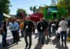 Rosario será el punto de encuentro de toda la cadena agroalimentaria en Aapresid 2026 Visitantes recorren el área comercial del Congreso Aapresid 2026 en Rosario, con maquinaria agrícola de gran porte y stands de empresas del sector agroindustrial.