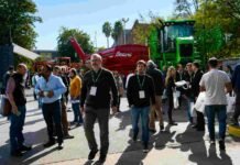 Rosario será el punto de encuentro de toda la cadena agroalimentaria en Aapresid 2026 Visitantes recorren el área comercial del Congreso Aapresid 2026 en Rosario, con maquinaria agrícola de gran porte y stands de empresas del sector agroindustrial.