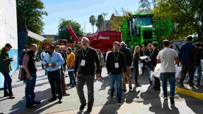 Visitantes recorren el área comercial del Congreso Aapresid 2026 en Rosario, con maquinaria agrícola de gran porte y stands de empresas del sector agroindustrial.