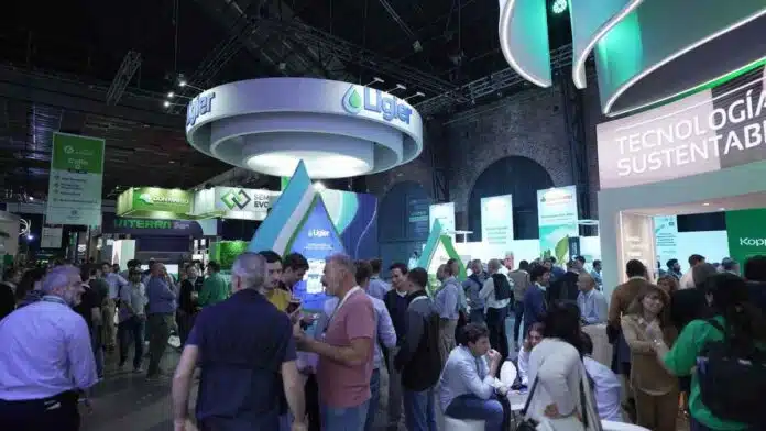 congreso-aapresid-innovacion-agro-ruralnet Visitantes recorren el área comercial y tecnológica del Congreso Aapresid, con stands de empresas agroindustriales, innovación y sustentabilidad.