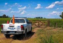 Entraron sin romper nada y se llevaron 52 terneros: el robo de 50.000 dólares que alarma al campo bonaerense Camioneta policial rural estacionada junto a una tranquera de madera en un campo agrícola, bajo cielo despejado con nubes