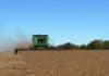 La producción de soja en Entre Ríos caería 21% en la campaña 2025/26 Cosechadora Vassalli trabajando en un lote de soja seca, con polvo detrás de la máquina y cielo despejado sobre un campo agrícola argentino.