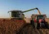 Sorgo 2025/26: Centro-Norte de Córdoba lidera con 56,2 qq/ha mientras la producción se proyecta en 2,9 MTn Cosechadora CLAAS descargando sorgo granífero sobre una tolva sin marca, remolcada por un tractor Massey Ferguson en un campo de la zona núcleo.