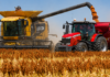 El sorgo retrocede tras el boom de 2024/25, aunque la producción cae menos de lo esperado. Cosecha de sorgo en un campo argentino con una cosechadora descargando granos sobre una tolva remolcada por un tractor Massey Ferguson rojo