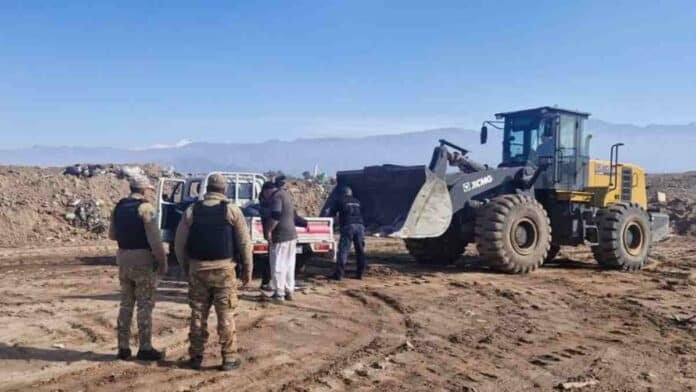Producción y exportación de lácteos en Argentina, con vacas lecheras, tanque de transporte de leche, silos industriales y terminal portuaria para embarques internacionales.